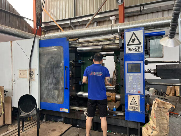 clear chiavari chair supplier